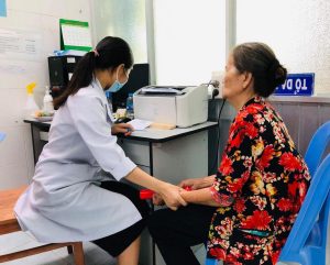 ギオントロム地区の恵まれない人々のための奨学金と健康診断の授与-ベンチェは8回目と9回目￼