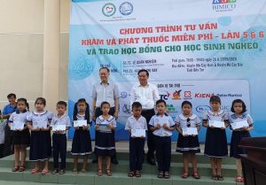 Trao 100 phần học bổng đến học sinh có hoàn cảnh khó khăn trong đợt “tư vấn, khám, phát thuốc miễn phí” lần 5,6