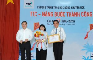 [Personal Activity] Ms. Huynh Bich Ngoc – Vice Chairman of Fund for Quality of Life awarded the 37th scholarship in Ben Tre