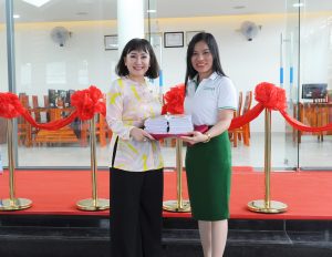 [Hoạt Động Cá Nhân] Chủ tịch Quỹ Vì Chất Lượng Cuộc Sống tặng 500 cuốn sách cho thư viện Đặng Huỳnh